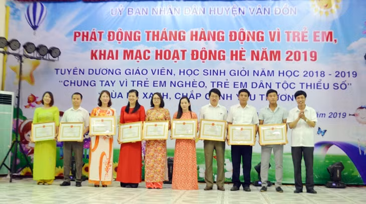 Lãnh đạo huyện Vân Đồn trao giấy khen cho giáo viên, huyến luyện viên có thành tích trong huấn luyện học sinh giỏi tham gia kỳ thi năm học 2018-2019.