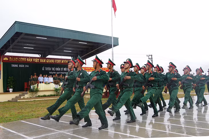 Các chiến sĩ mới duyện đội ngũ.