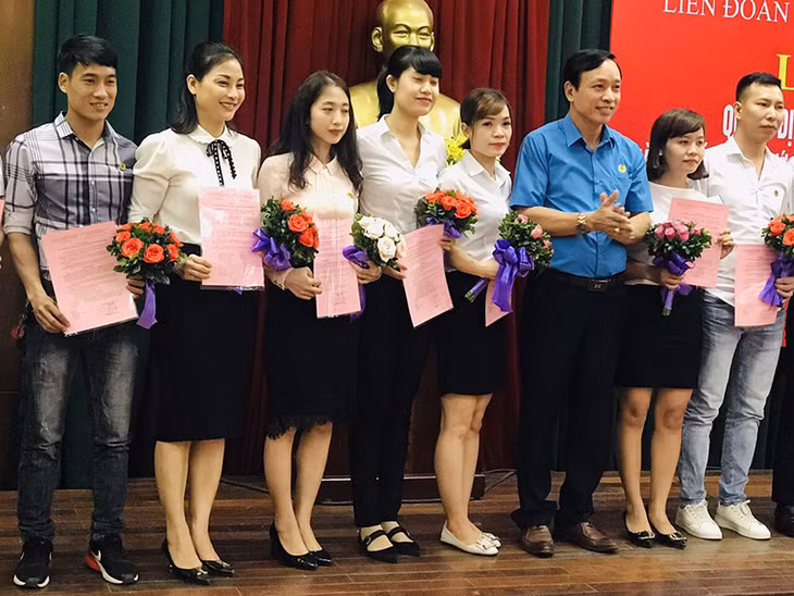 Lãnh đạo LĐLĐ thành phố Hạ Long trao quyết định thành lập CĐCS cho các đơn vị trong Tháng Công nhân.