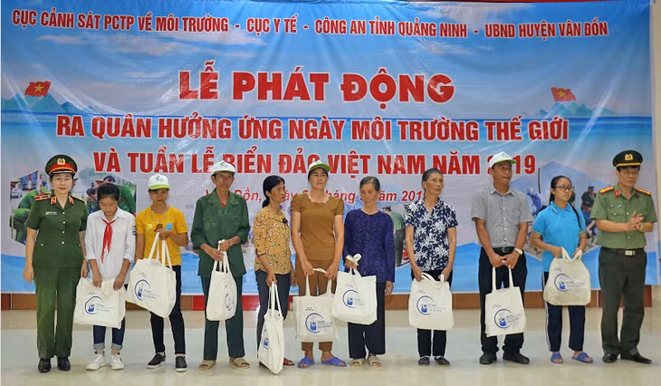 Tặng quà cho gia đình chính sách và học sinh nghèo của xã Minh Châu.