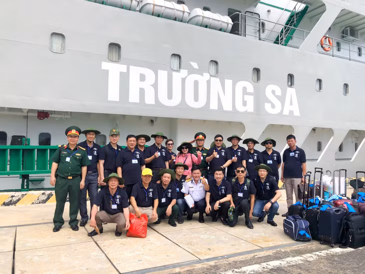 Các thành viên Đoàn công tác tỉnh Quảng Ninh tham gia chuyến công tác.