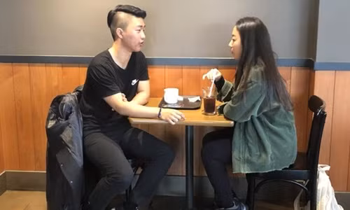 Hai sinh viên Kim Joon-hyup (trái) và Kim Min-ye đang làm bài tập hẹn hò trong khóa học "Văn hóa và Giới tính". Ảnh: CNN.