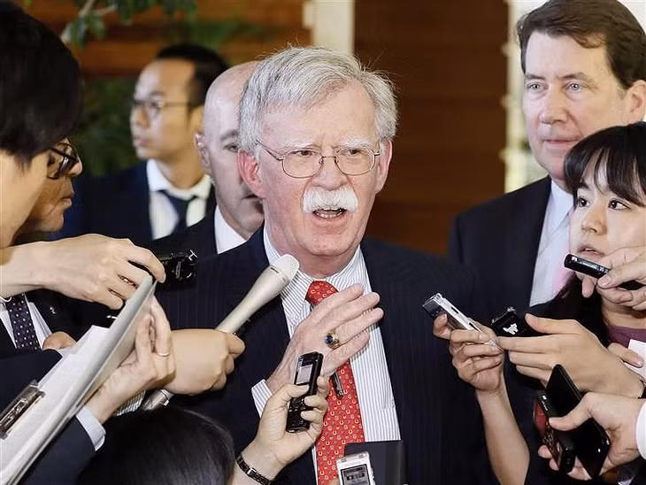 Cố vấn An ninh Quốc gia Mỹ John Bolton trả lời các phóng viên ngày 24-5 tại Tokyo, Nhật Bản. Ảnh: AP.