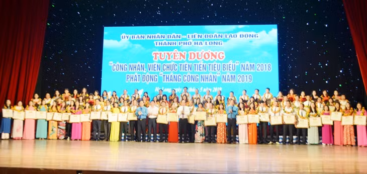 90 công nhân viên chức tiên tiến tiêu biểu được TP Hạ Long trao tặng Giấy khen có thành tích trong phong trào thi đua phát huy sáng kiến sáng tạo năm 2018.