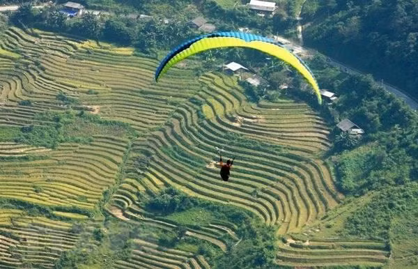 Các phi công bay lượn tại đèo Khau Phạ. (Ảnh: Thế Duyệt/TTXVN)