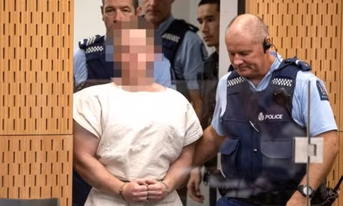 Nghi phạm Brenton Tarrant rong phiên tòa sơ thẩm ở ChristChurch hôm 16/3. Ảnh: Reuters.