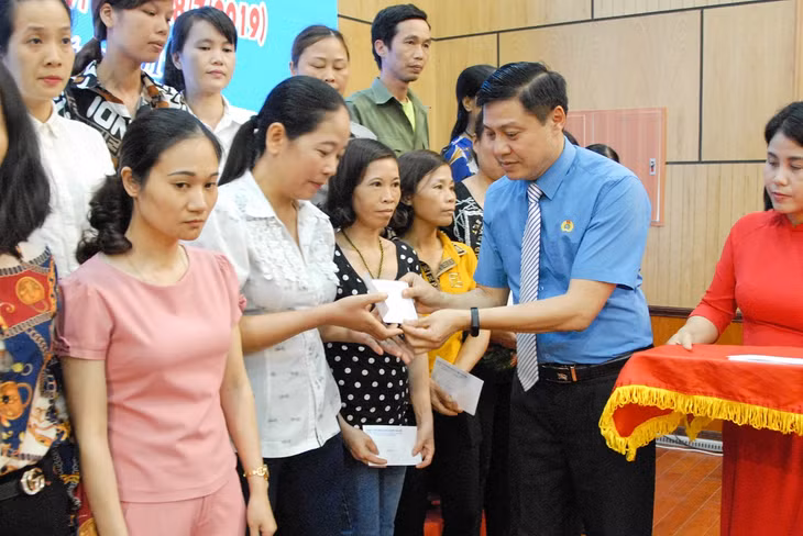 LĐLĐ thành phố trao 50 suất quà, trị giá 500 nghìn/suất cho 50 công nhân lao động nghèo.