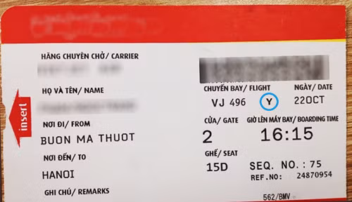 Việc đăng thông tin vé máy bay lên mạng xã hội là không nên. Ảnh: Minh Khôi.