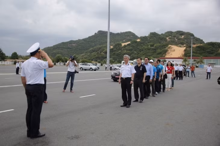 Đoàn cán bộ chủ chốt chuẩn bị lên tàu. 