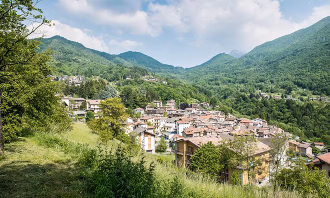Một góc làng Esino Lario ở Ý. ẢNH CHỤP MÀN HÌNH THE GUARDIAN