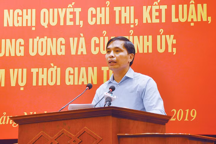 Đồng chí Vũ Văn Diện, Chủ nhiệm Ủy ban Kiểm tra Tỉnh ủy, Bí thư Đảng ủy Khối Các cơ quan tỉnh, báo cáo tại buổi làm việc.