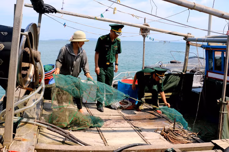 Đội Tuần tra kiểm soát kiểm đếm và thu giữ các công cụ hủy diệt dùng để khai thác thủy hải sản trái phép trên các phương tiện.