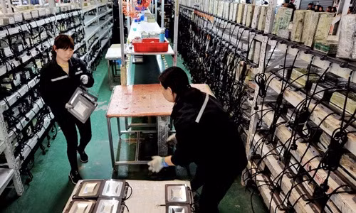 Công nhân tại một nhà máy ở tỉnh Giang Tây, miền trung Trung Quốc. Ảnh: AP.