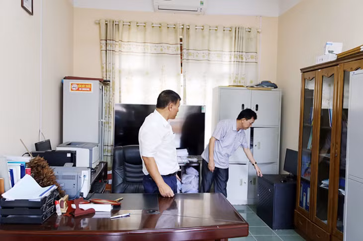 BGH Trường THPT Trần Phú, TP Móng Cái kiểm tra cơ sở vật chất chuẩn bị cho kỳ thi lớp 10.