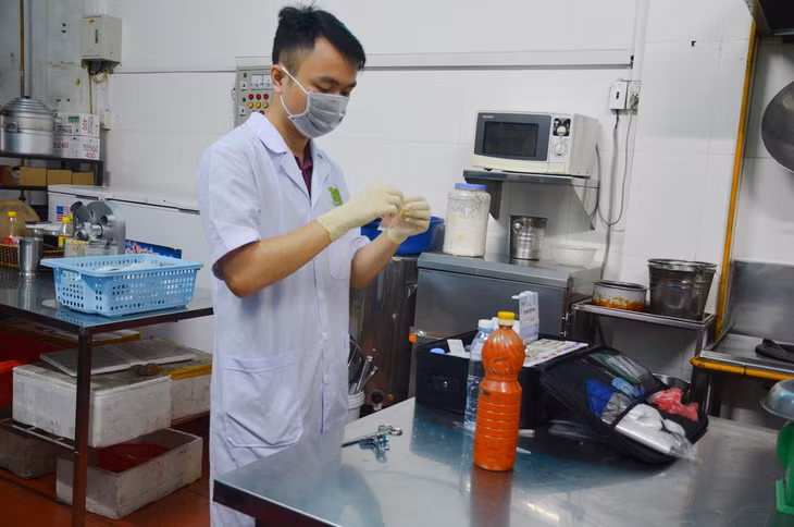 Đoàn lấy mẫu kiểm nghiệm 