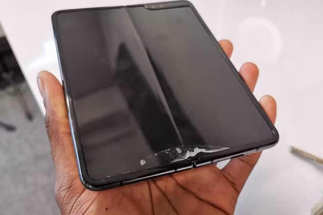 Miếng phim dán trên màn hình Galaxy Fold dễ khiến người dùng hiểu lầm bóc ra.
