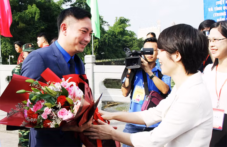 Lãnh đạo Khu Đoàn Quảng Tây (Trung Quốc ) tặng hoa chào đón đoàn đại biểu thanh niên Việt Nam.