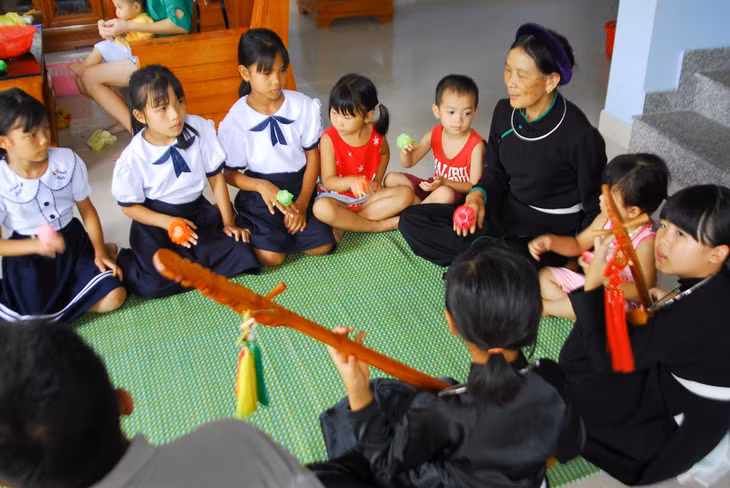Lớp học hát then, đàn tính của nghệ nhân Hoàng Thị Viên ở thôn Nà Làng (xã Tình Húc, Bình Liêu).