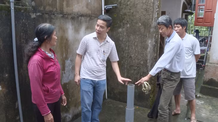 Người dân thôn Nam (xã Vạn Ninh) phản ánh với phóng viên Trung tâm Truyền thông tỉnh về nước giếng khoan có quá nhiều tạp chất, không thể sử dụng.