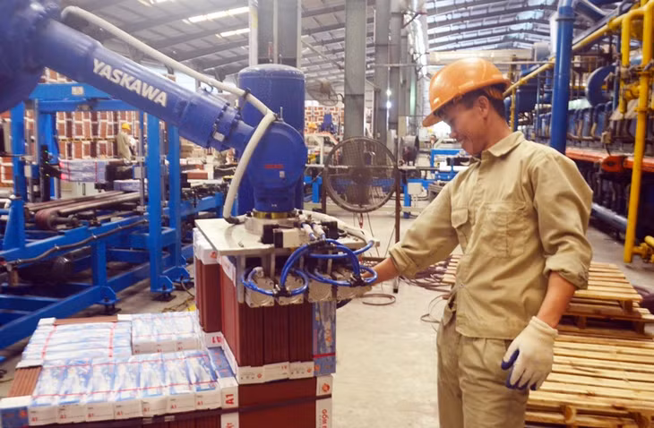 Lao động làm việc tại dây chuyền sản xuất Công ty CP Gốm Đất Việt (xã Tràng An, TX Đông Triều)
