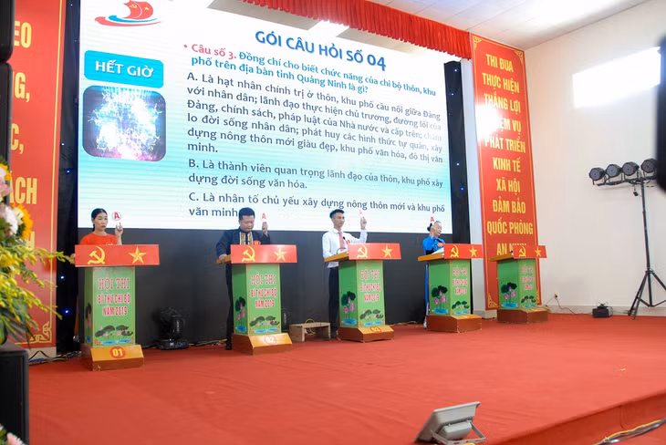 Các thí sinh tham gia phần thi trả lời trắc nghiệm với các gói câu hỏi được lựa chọn ngẫu nhiên.