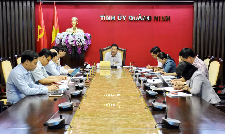 Đồng chí Nguyễn Văn Đọc, Bí thư Tỉnh uỷ, Chủ tịch HĐND tỉnh chủ trì cuộc giao ban