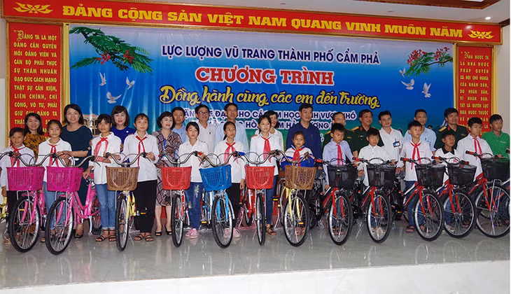 Các em học sịnh được tặng xe đạp.