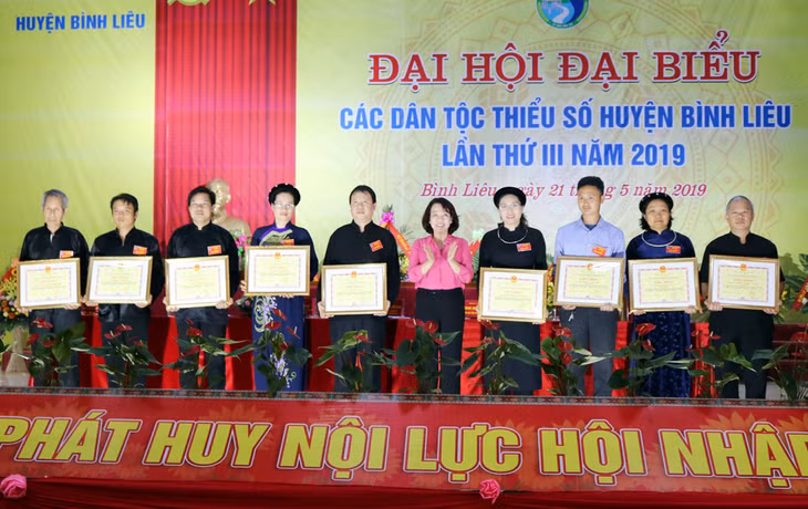 Phó Chủ tịch UBND tỉnh Vũ Thị Thu Thủy tặng bằng khen của Chủ tịch UBND tỉnh cho các tập thể, cá nhân có thành tích xuất sắc trong công tác dân tộc huyện Bình Liêu