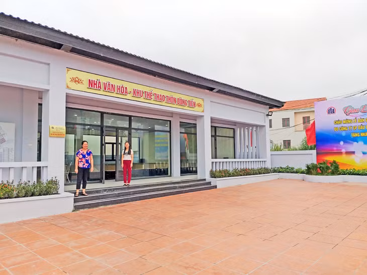Nhà văn hoá thôn Đông Tiến (Đông Xá) được xây dựng trị giá 3 tỷ đồng năm 2018 từ nguồn lực xã hội hoá.