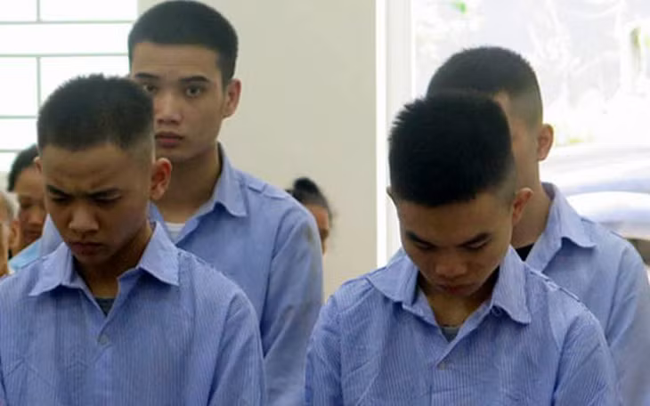  Các bị cáo tại tòa.