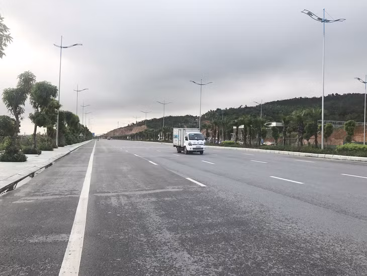 Trước đó đoạn tuyến đường 10 làn bắt đầu từ nút giao Minh Khai đã được hoàn thiện và phân làn 
