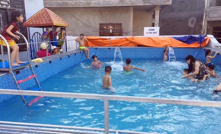 Hè năm 2019, Bình Liêu phối hợp thuê bể bơi mini của tư nhân để tổ chức dạy bơi cho trẻ. 