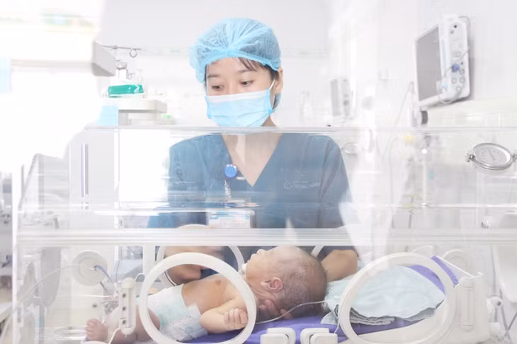Trẻ sơ sinh được chăm sóc ở phòng đặc biệt