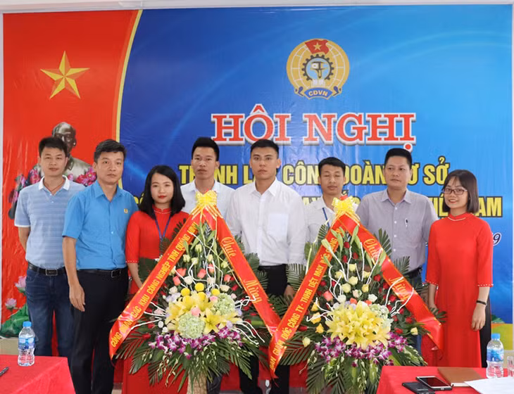 Lãnh đạo Công đoàn các KCN tỉnh trao quyết định thành lập CĐCS cho Công đoàn Công ty 