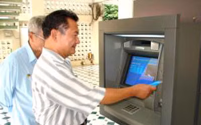 Cán bộ hưu trí TP Hải Phòng lĩnh lương hưu qua tài khoản thẻ ATM. Ảnh: BHXHhaiphong.vn