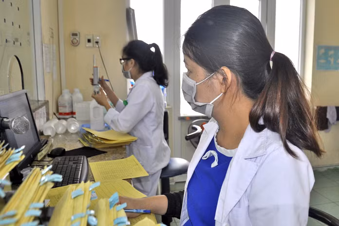 Nhân viên Cơ sở điều trị methadone TP Hạ Long đong liều thuốc phát cho bệnh nhân uống tại chỗ.