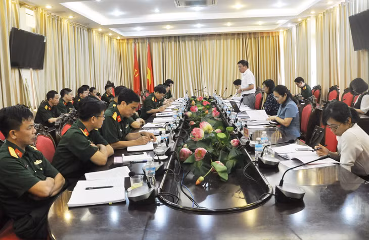 Ban Pháp chế HĐND tỉnh giám sát tại Bộ chỉ huy quân sự tỉnh.