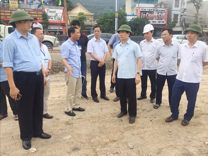 Lãnh đạo TP Cẩm Phả và một số ngành chức năng kiểm tra việc triển khai một số dự án trên địa bàn. Ảnh: Duy Tâm (Trung Tâm TT & VH Cẩm Phả) 