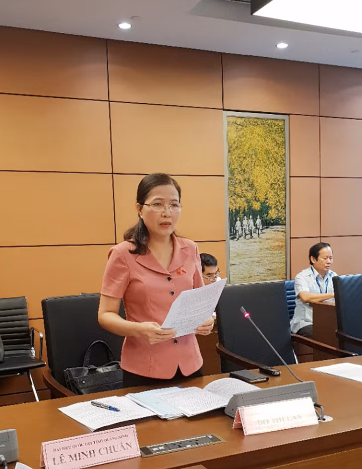 Đồng chí Đỗ Thị Lan, Ủy viên BTV Tỉnh ủy, Trưởng Đoàn ĐBQH tỉnh Quảng Ninh phát biểu tại buổi thảo luận