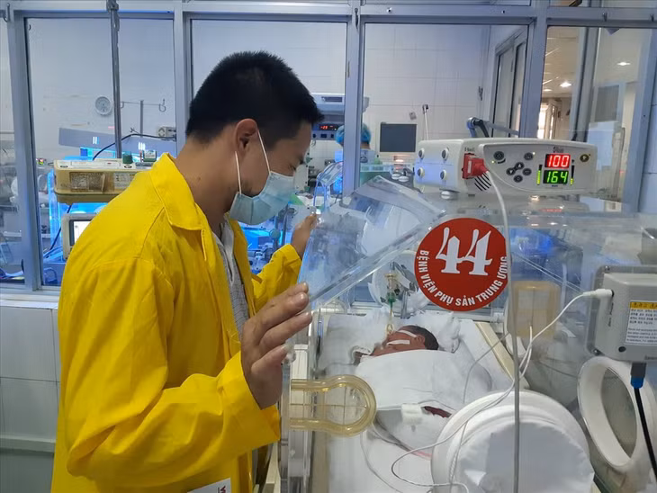 Anh Đỗ Văn Hùng thăm con trai đang được chăm sóc đặc biệt. Ảnh: Thùy Linh