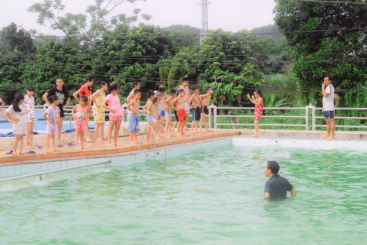 Lớp dạy bơi cho trẻ em tại thị Trấn Tiên Yên (huyện Tiên Yên) thu hút đông đảo học viên nhí tham gia.
