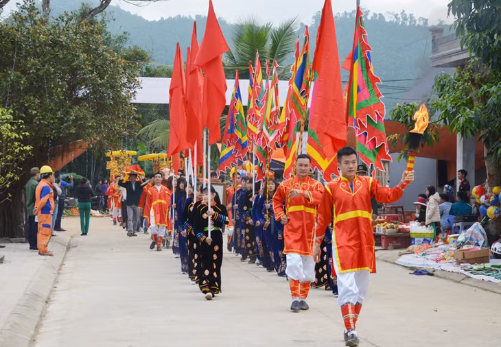 Rước thần trong lễ hội đình Làng Dạ năm 2019.