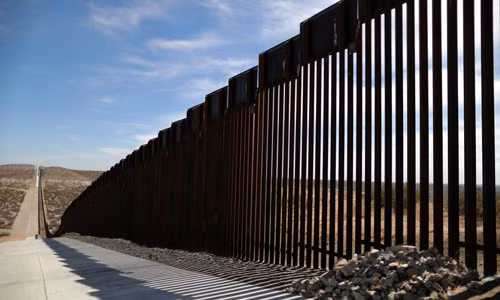 Một đoạn hàng rào ở biên giới Mỹ - Mexico hồi tháng 3. Ảnh: Reuters.