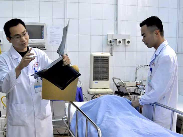 Kiểm tra sức khoẻ cho bệnh nhân cấp cứu tại Khoa Cấp cứu, Bệnh viện Đa khoa tỉnh.