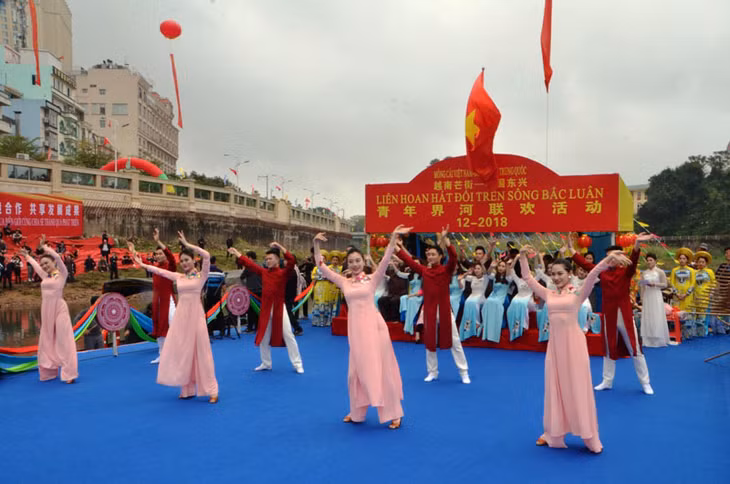 Giao lưu hát đối trên sông biên giới đã trở thành hoạt động truyền thống từ năm 2002 của thanh niên TP Móng Cái (Quảng Ninh, Việt Nam) và TP Đông Hưng (Quảng Tây, Trung Quốc).