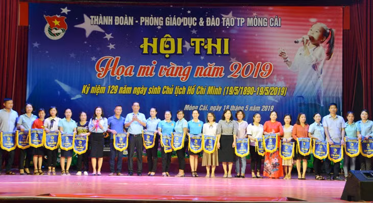 Ban tổ chức trao cờ lưu niệm cho các đội thi.