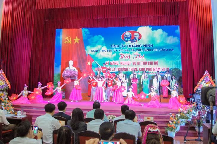 Tiết mục văn nghệ mở màn Hội thi kỹ năng, nghiệp vụ bí thư chi bộ đồng thời là trưởng thôn, khu cấp tỉnh tại Cụm 4.