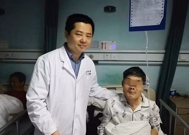 Người đàn ông nôn ra khối u đã phải vào viện điều trị sau trải nghiệm có một không hai. (Nguồn: Oriental Daily)