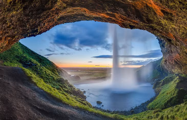  8. Seljalandsfoss, Iceland: Thác Seljalandsfoss có thể được quan sát từ xa nhưng bạn đừng nên tiếc một quãng đường ngắn để tới tận nơi chiêm ngưỡng. Ngọn thác là một dòng chảy từ độ cao 20 m xuống hồ nước bên dưới, tạo thành khung cảnh tuyệt đẹp như trong cổ tích. Thời điểm tuyết tan, thác nước mới xuất hiện, vì thế bạn chỉ có thể tham quan nơi này từ tháng 5 cho tới tháng 7 hàng năm.