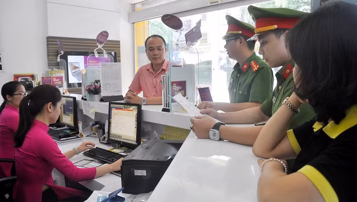 Công an TP Hạ Long hướng dẫn các tổ chức, đơn vị trên địa bàn nâng cao cảnh giác đấu tranh phòng chống các loại tội phạm.